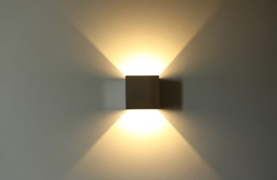 Lampe murale LED tubulaire simple adaptée aux couloirs