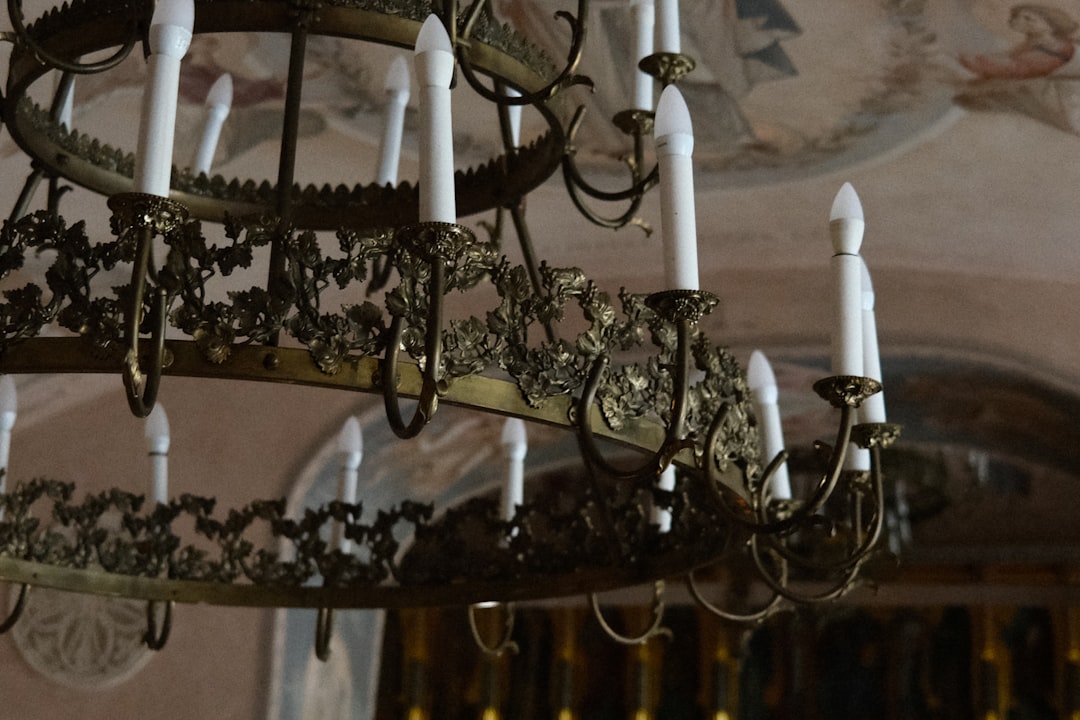 Photo wooden house LED chandelier